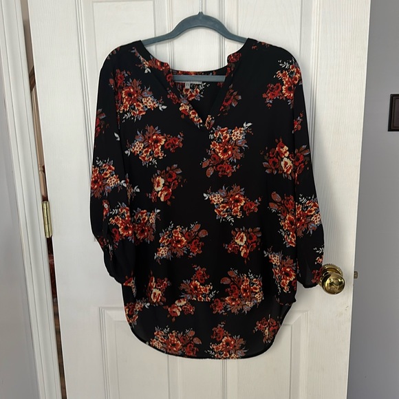 Daniel Rainn Size Large flowered blouse. open v neck with buttons at sleeves - Picture 1 of 9